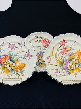 Italian Renaissance Majolica Hand Painted Decorative Plates Set of 3 Signed 9.5”